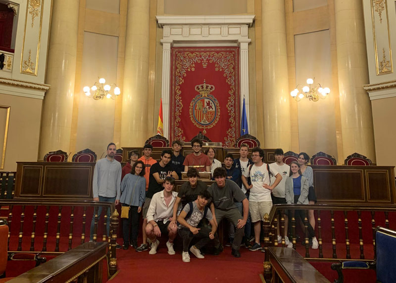 El pasado miércoles 3 de mayo, los alumnos y alumnas de 1º de bachillerato de la modalidad de Ciencias Sociales visitaron el Palacio del Senado